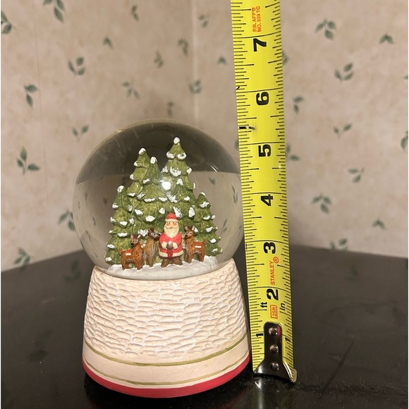Hallmark Christmas musical snow globe. - Picture 6 of 6